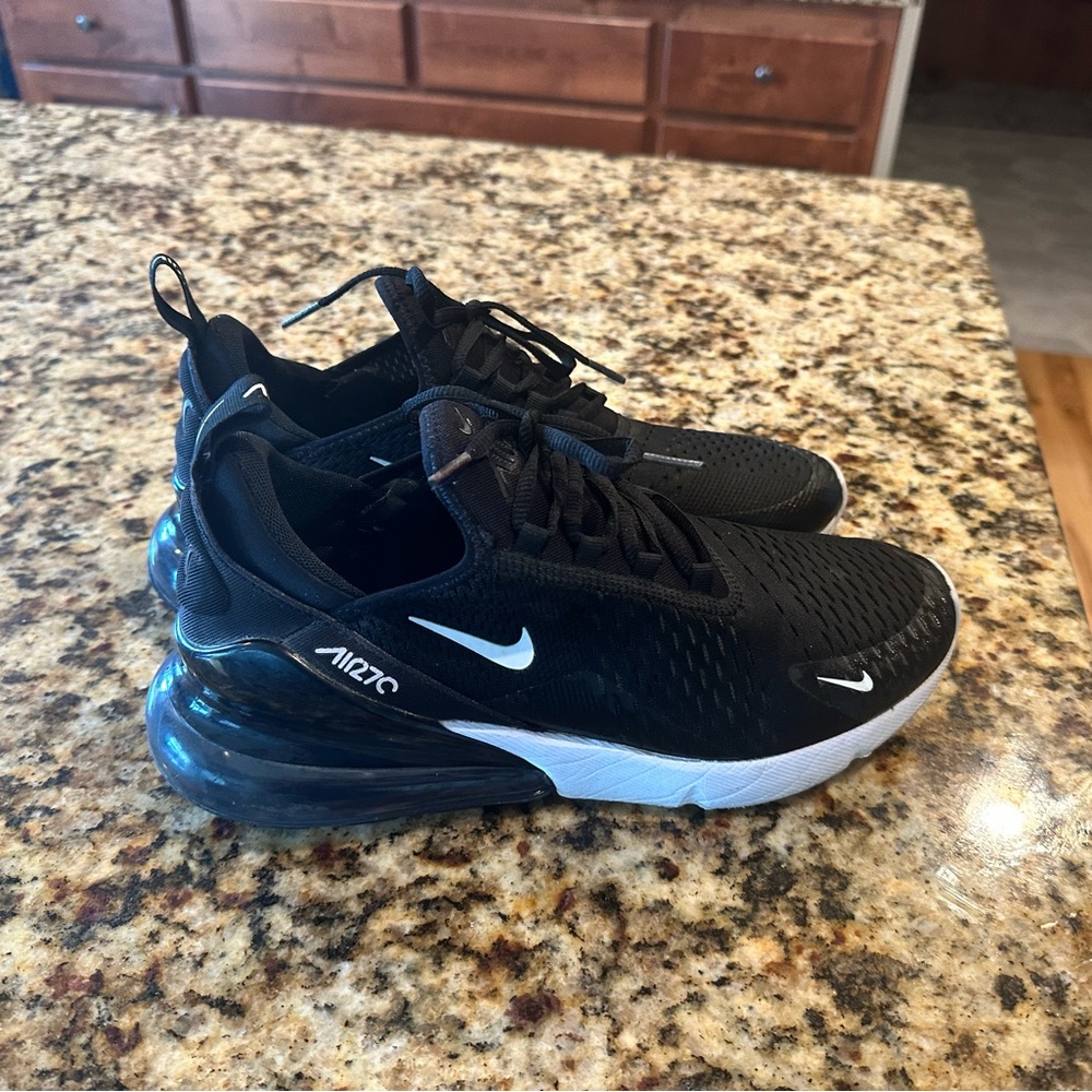 Men’s 9.5 black Nike Air Max 270